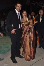 Vidya Balan, Kunal Roy Kapoor at Screen Awards red carpet in Mumbai on 12th Jan 2013 (555).JPG